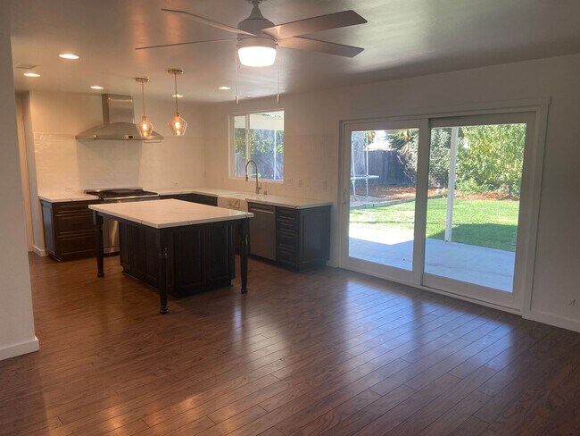 Foto del edificio - Beautiful, Updated 3 Bed/2 Bath in Highly Desired San Carlos!