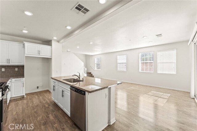Foto del edificio - 6111 Rosewood Way