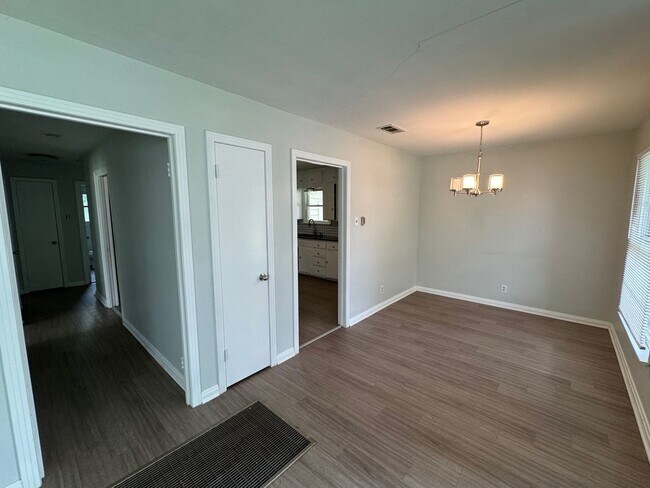 Building Photo - Updated Central Waco Home