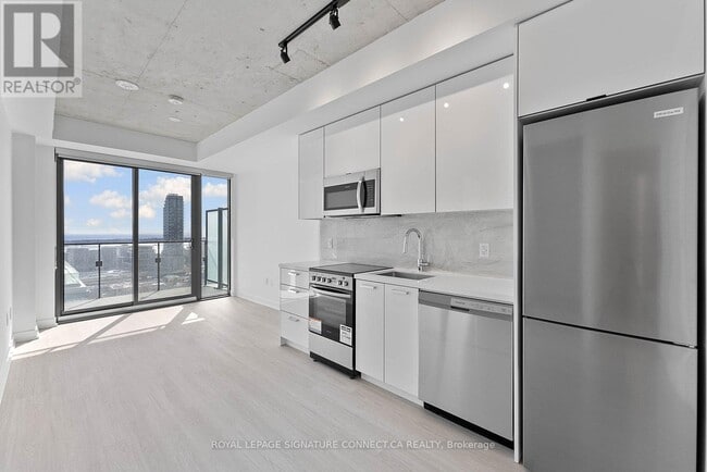 Building Photo - 284 King St E