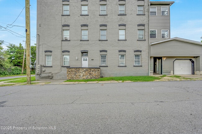 Building Photo - 717 Mill St