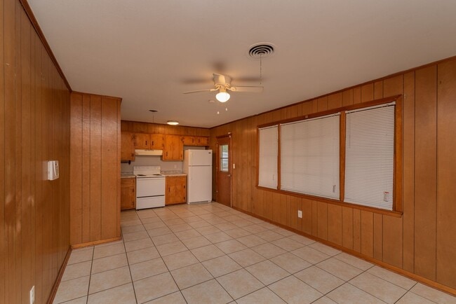 Building Photo - PRICE REDUCED!!!! - $1200 - 3 bed/1.5 bath...