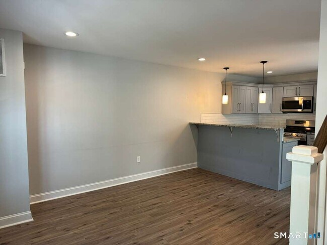 Foto del edificio - 574 Chopsey Hill Rd