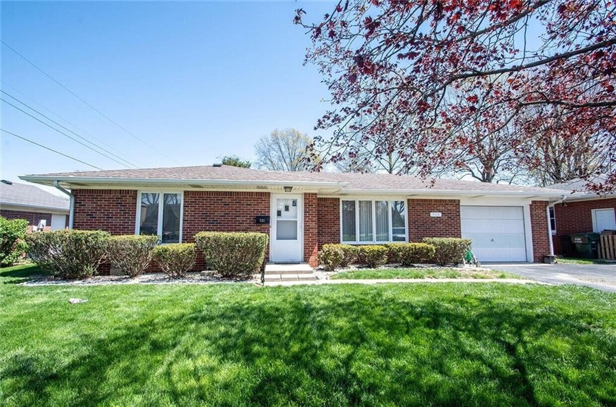Foto principal - Single Level, Two Bedroom House in Greenfield