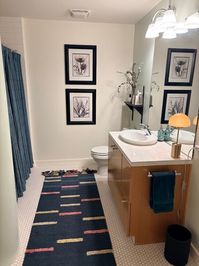 Baño de invitados - 1926 W Burnside St
