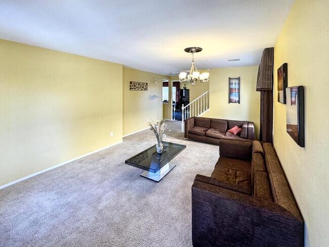 Building Photo - 6725 Yellowhammer Pl