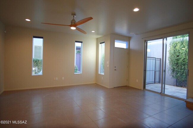 Building Photo - 932 E Lustrum Ln
