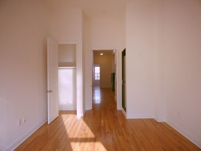 Building Photo - 935 Metropolitan Ave
