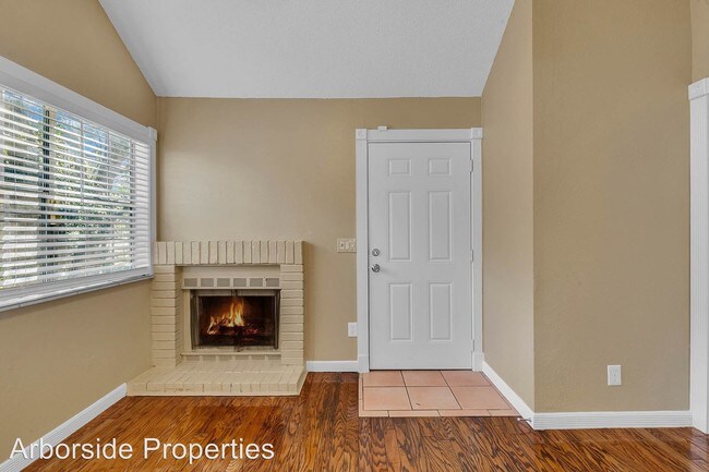 Foto del edificio - 590 Bloomington Ct