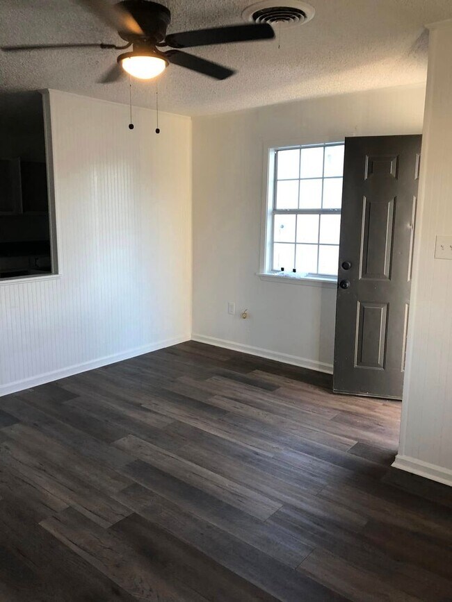 Foto del edificio - Fully remodeled, turnkey duplex unit in th...
