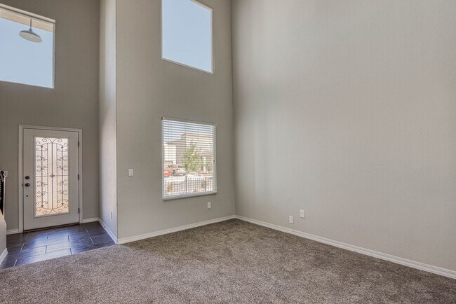 Foto del edificio - Beautiful East side House with 3 beds-2.5 baths and Solar Panels plus beautiful Back yard