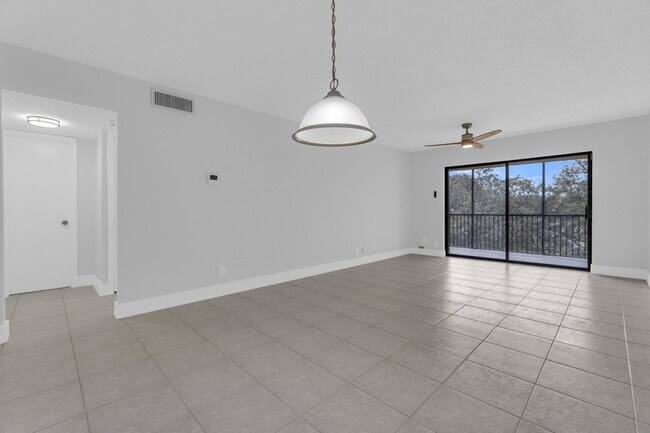 Foto del edificio - 200 Jacaranda Country Club Dr