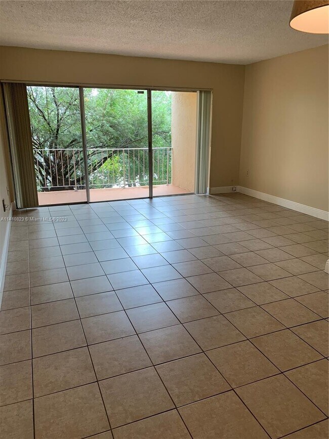 Building Photo - 9369 Fontainebleau Blvd