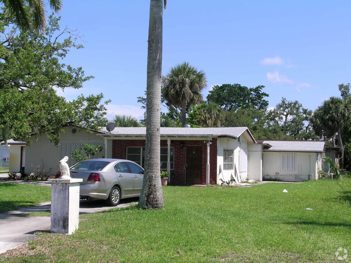Building Photo - 2910 Melaleuca Dr