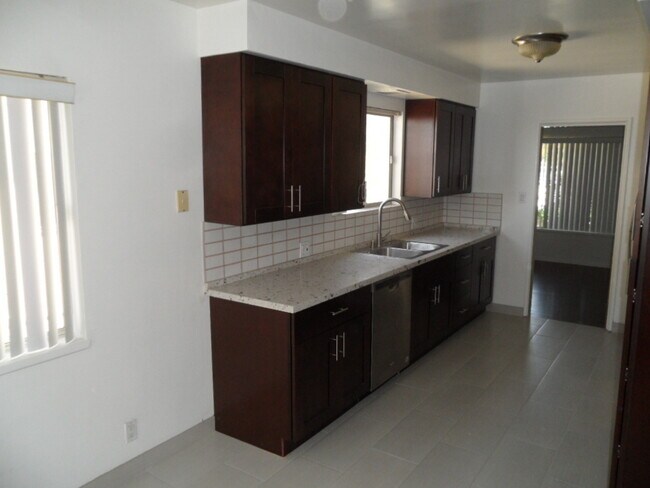 Foto del edificio - 5008 W 58th Pl