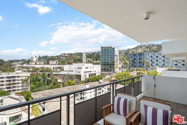 Foto del edificio - 1155 N La Cienega Blvd