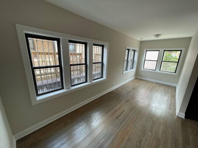 Foto del edificio - 3400 W Fullerton Ave