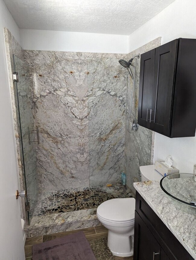 Foto del edificio - 3 Bedroom 2 Bath with 2 car garage