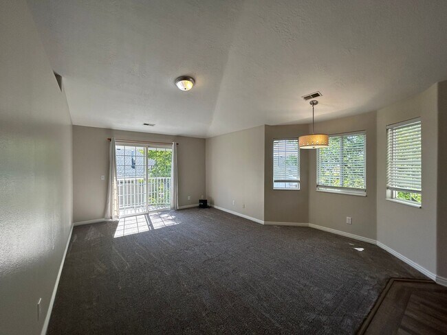 Foto del edificio - Top Floor Condo in great location!