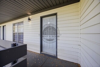 Building Photo - 457 White Dr