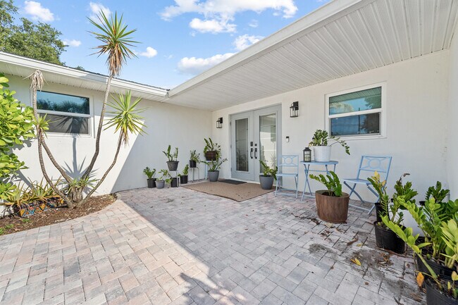 Building Photo - 726 SE Seahouse Dr