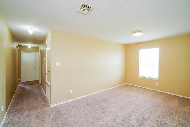 Foto del edificio - 8007 Heights Valley