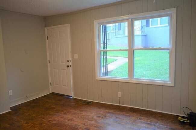 Building Photo - 326 Loop St