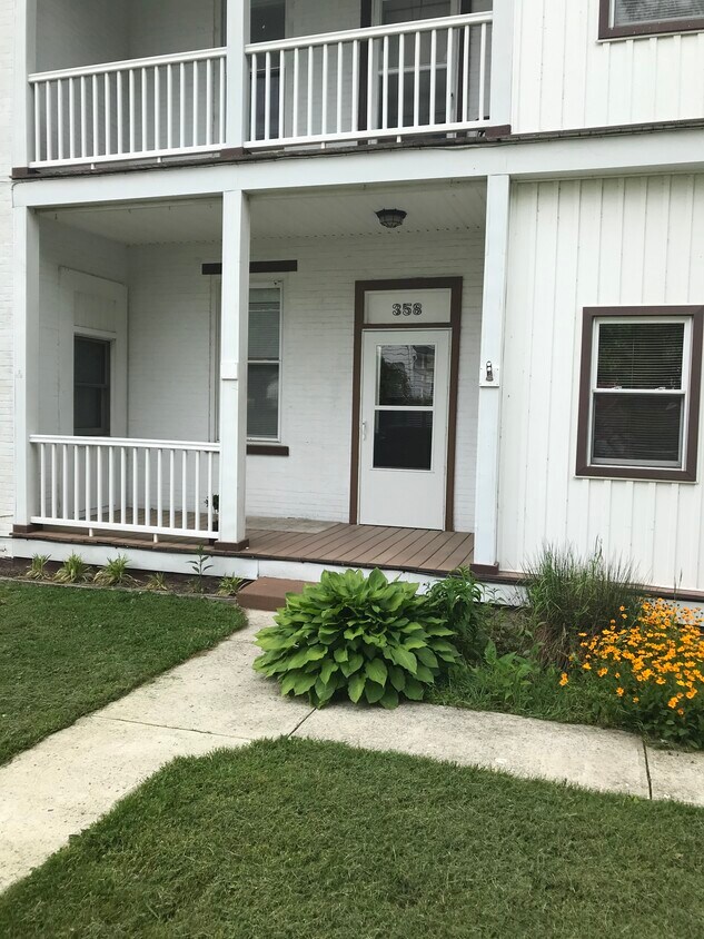 Entrance - 358 Bridge St