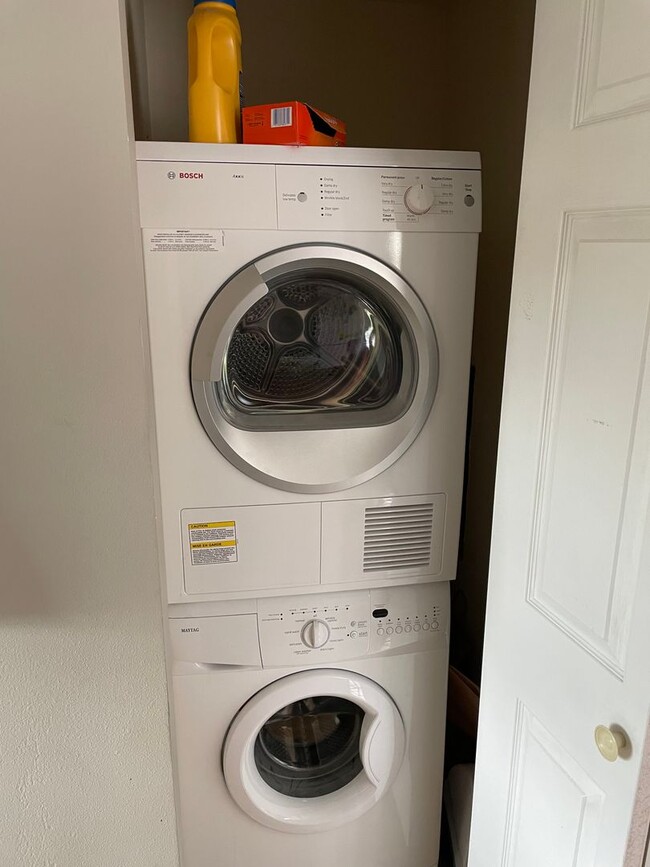 Building Photo - 1 Bed 1 Bath Upper Unit on the East Hill E...