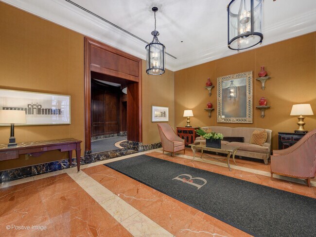 Building Photo - 57 E Delaware Pl