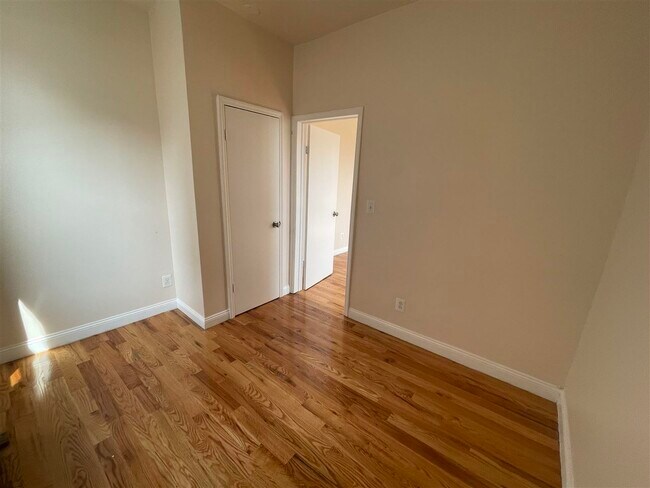 Building Photo - 5309 Hudson Ave