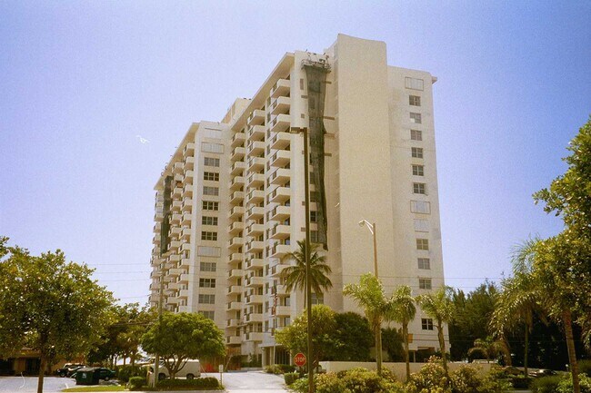 Vista exterior - Royal Coast Condominium