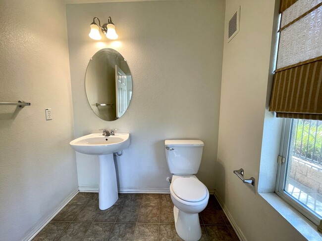 Foto del edificio - Spacious 2B/3BA + Den Townhouse in City He...
