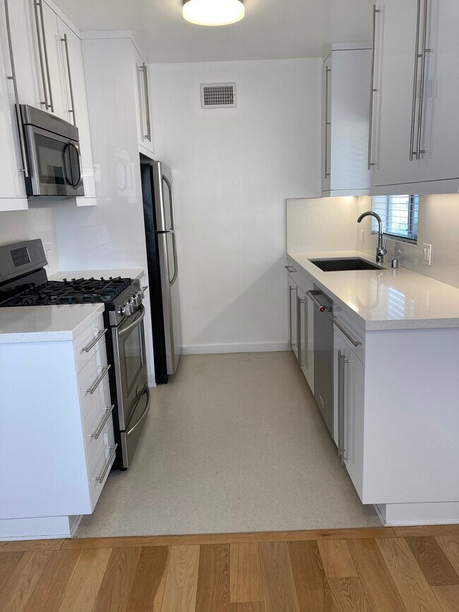 Open Kitchen w/window - 1024 9th St