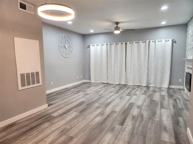 Building Photo - 6500 Harbor Town Dr