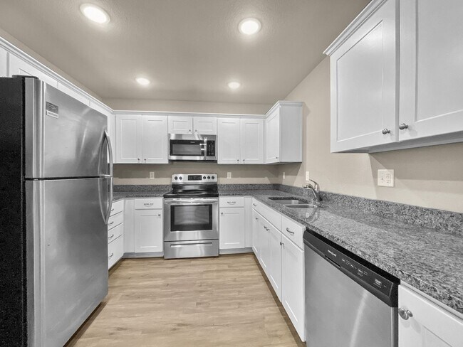 Foto del edificio - Spacious 3-Bedroom Townhome in Prime Colonial Highlands Location