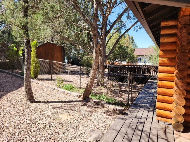 Foto del edificio - Log Cabin ~ 2 Bed / 2 Bath With Garage & R...