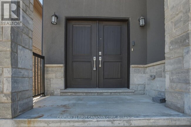 Building Photo - 2775 Oriole Dr