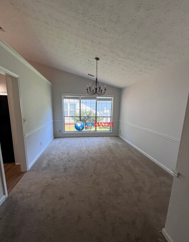 Foto del edificio - Newly renovated ranch in the COLLINS HILL ...