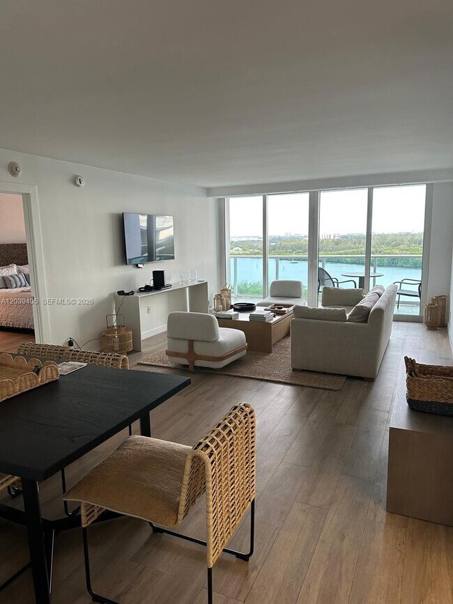 Foto del edificio - 100 Bayview Dr