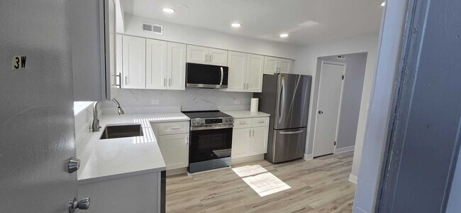 Building Photo - 9405 Bay Colony Dr