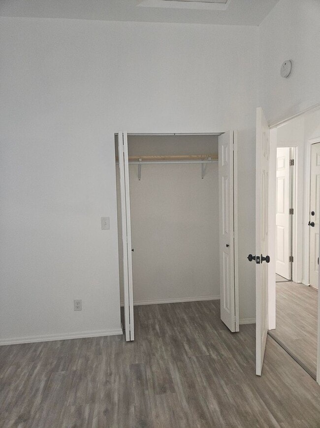 Building Photo - 703