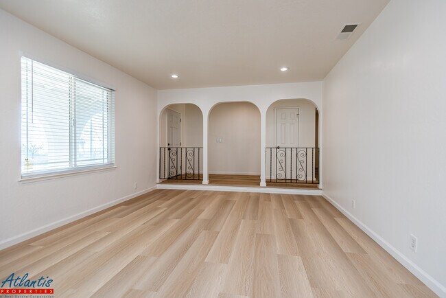 Foto del edificio - 3445 Tully Rd
