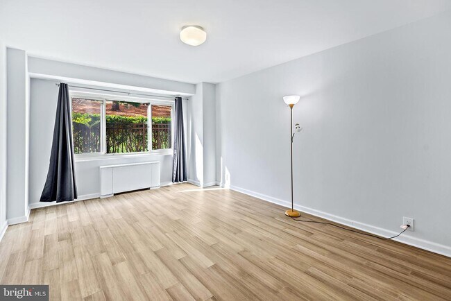 Spacious bedroom - 4201 Cathedral Ave NW