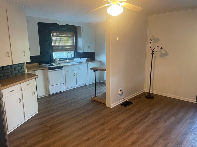 Building Photo - 4470 Main St