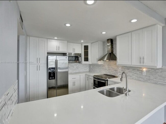 Building Photo - $2,900MONTHLY;11930 N BAYSHORE DR #601 NOR...