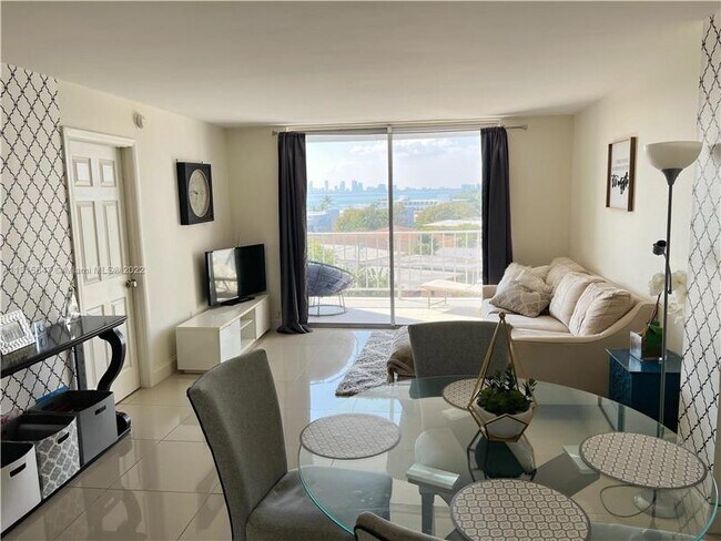 Foto del edificio - 6900 Bay Dr