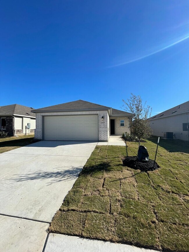 Foto del edificio - *Pre-Leasing** Four Bedroom | Two Bath Home in Legend Pond