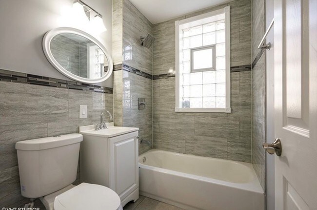 Bathroom - 162 N La Crosse Ave