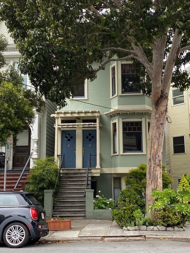 Building Photo - EPIC REA - Beautiful Top Floor 2 bedroom 1...